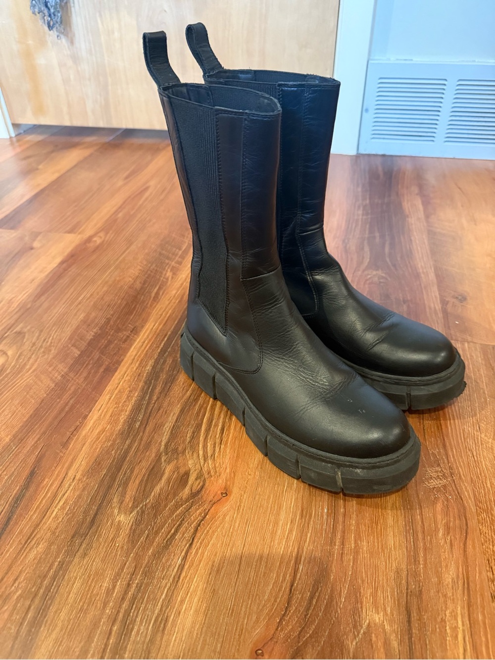 ALOHAS Black Chunky Platform Chelsea Boots